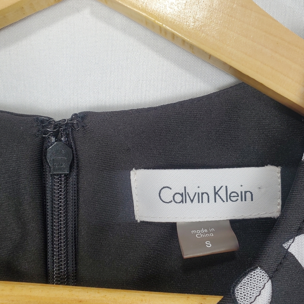 Calvin Klein Dressy Sleeveless Blouse with Tapered Waist Black / Gray Size Small - Picture 6 of 11